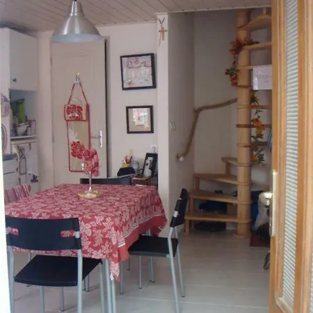 Une Petite Maison Affittacamere Creissan